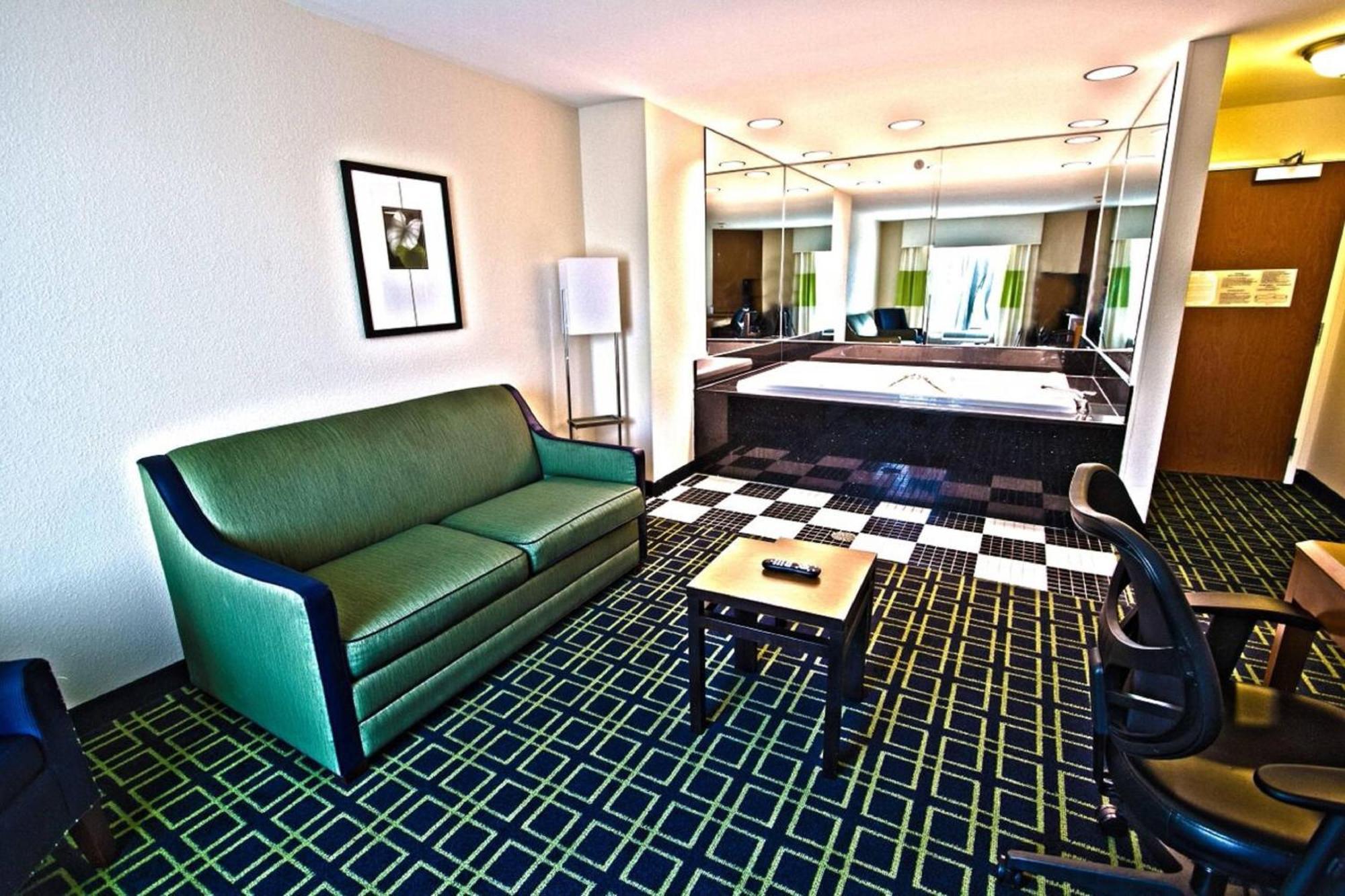 Fairfield Inn & Suites Милледжвилл Экстерьер фото