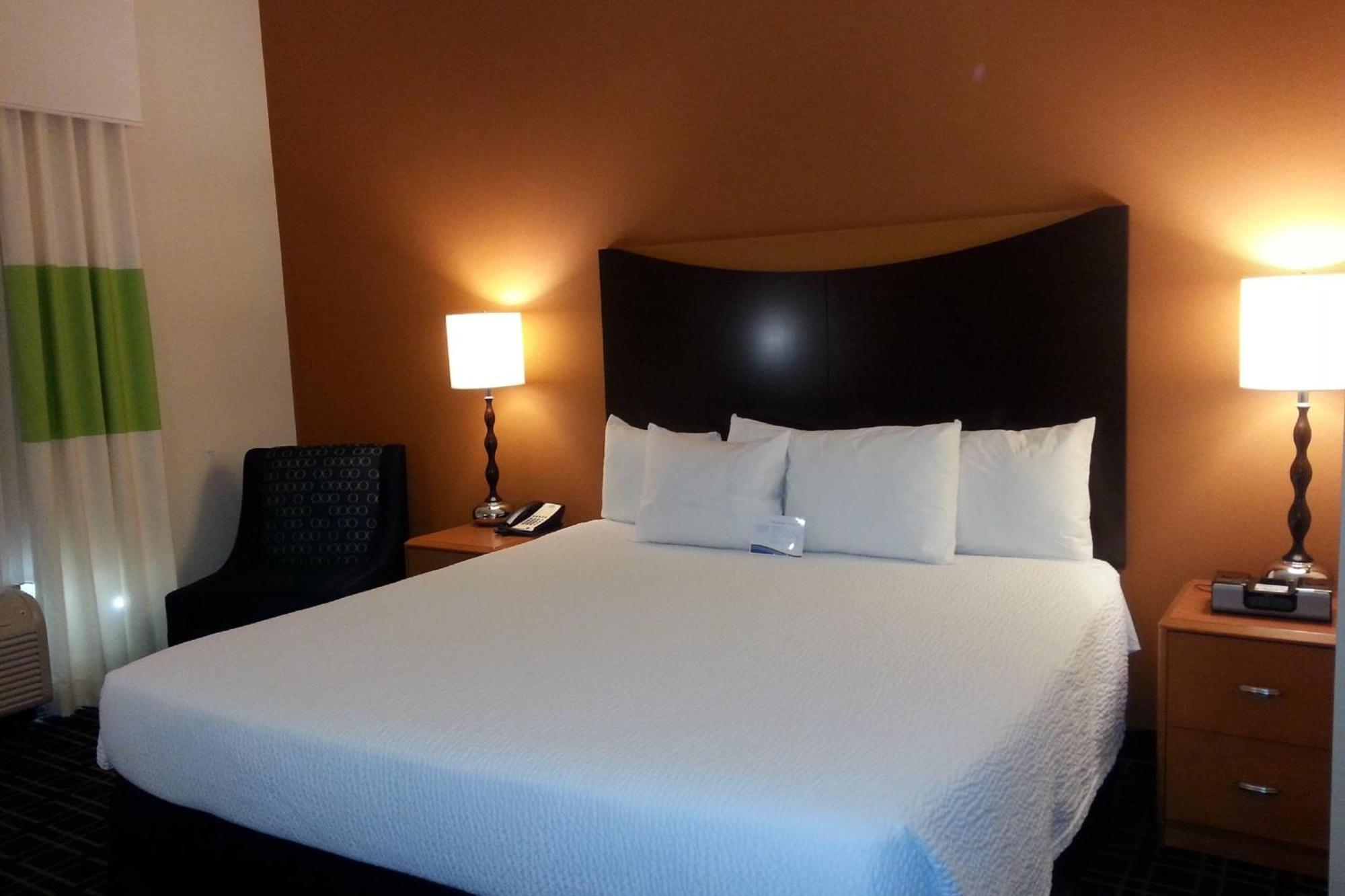 Fairfield Inn & Suites Милледжвилл Экстерьер фото