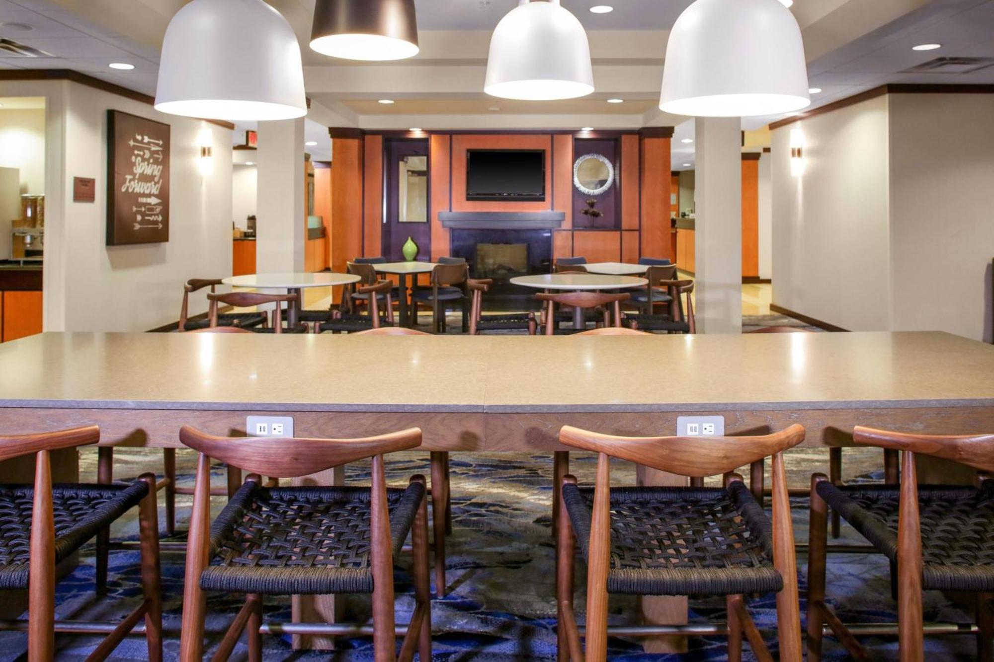 Fairfield Inn & Suites Милледжвилл Экстерьер фото