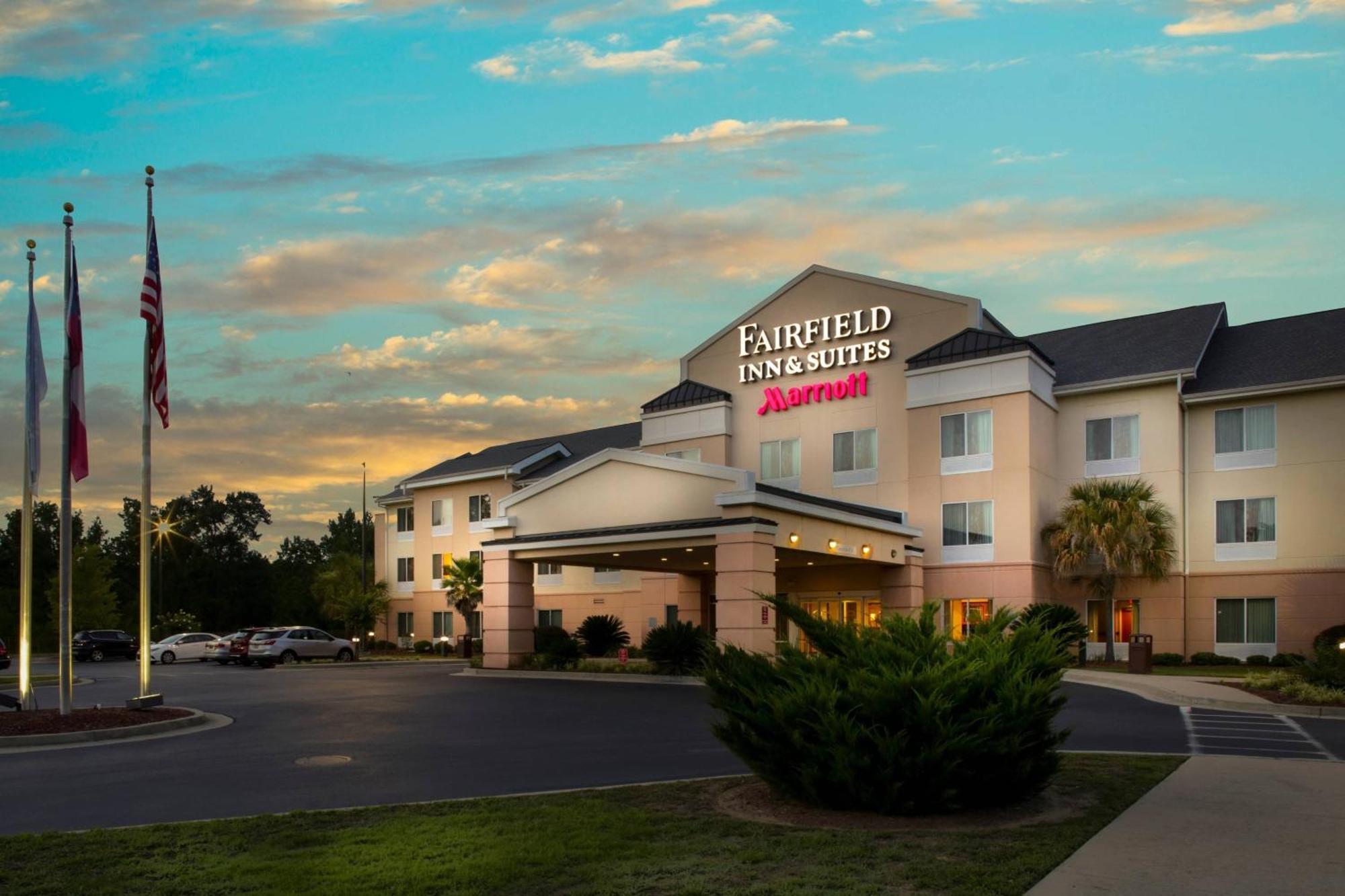 Fairfield Inn & Suites Милледжвилл Экстерьер фото